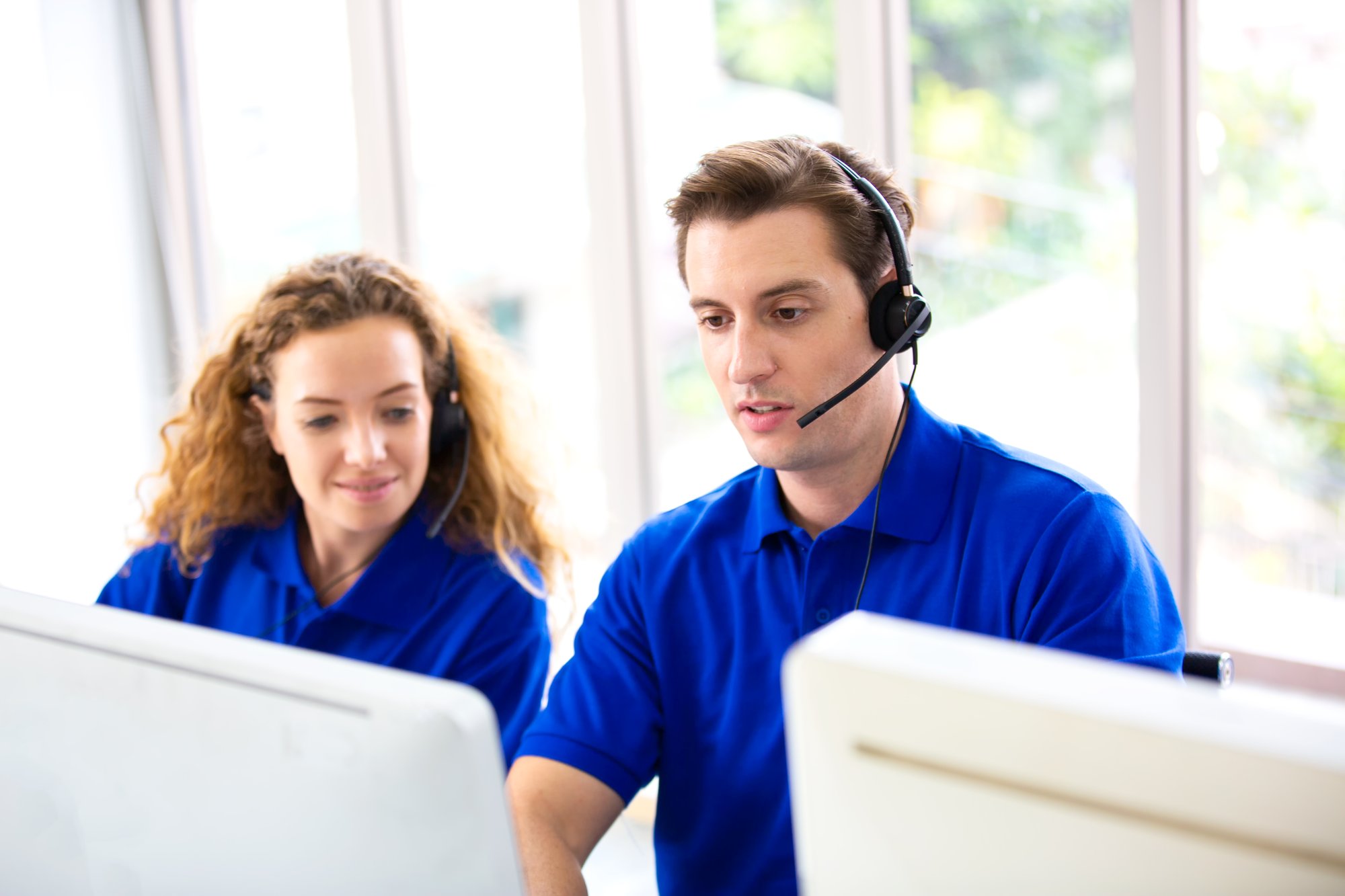 young_friendly_operator_woman_agent_with_headsets_2026_01_07_07-1